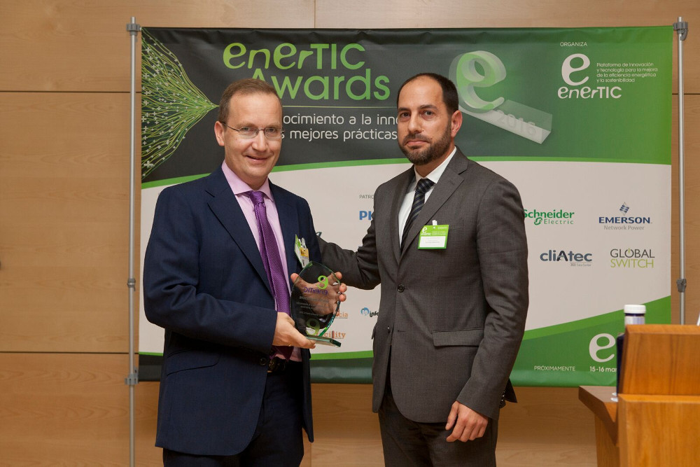 Juanjo Garrido Software Greenhouse Entrega el enerTIC Award 2016 a Juan Manuel Sanchez CDTI