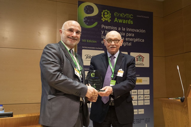 Jorge Gros, CEO de Software Greenhouse Entrega el enerTIC Award 2019 a Antonio Ruiz Falcó, de PUE Control